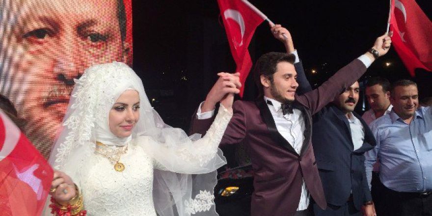 Nikah Masasından Kalkıp Demokrasi Nöbetine Katıldılar