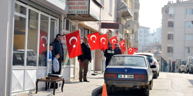 Mudanya Esnafından Bayraklı Birlik Ve Beraberlik Mesajı