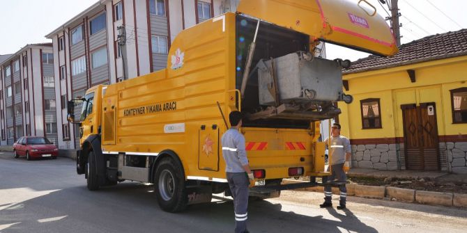 Bozüyük’te Çöp Konteynerları Dezenfekte Ediliyor