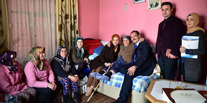 Yaşlı Vatandaşların Evlerini Kendi Evleri Gibi Temizliyorlar