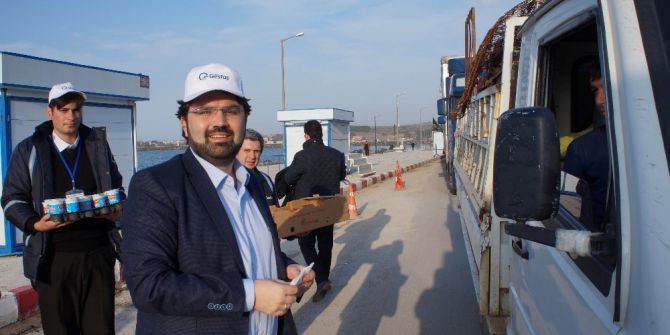 Feribot Kuyruğu Bekleyenlere Yiyecek İkramı Yapıldı
