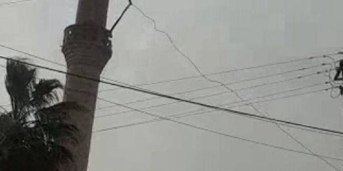 Risk Taşıyan Minare Kepçe Yardımıyla Yıkıldı