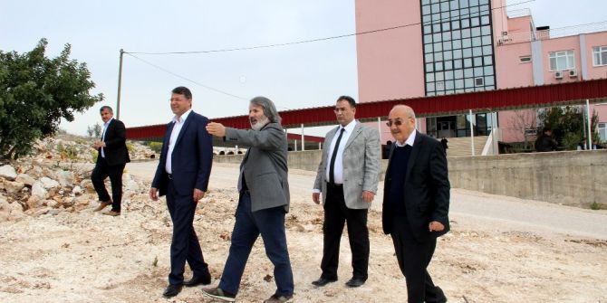 Silifke Belediyesi Yüksekokul Çevresine Cevre Düzenlemesi Yapıyor