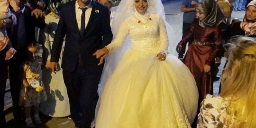 Çayeli’nde Gelinle Damat Demokrasi Nöbetine Katıldı