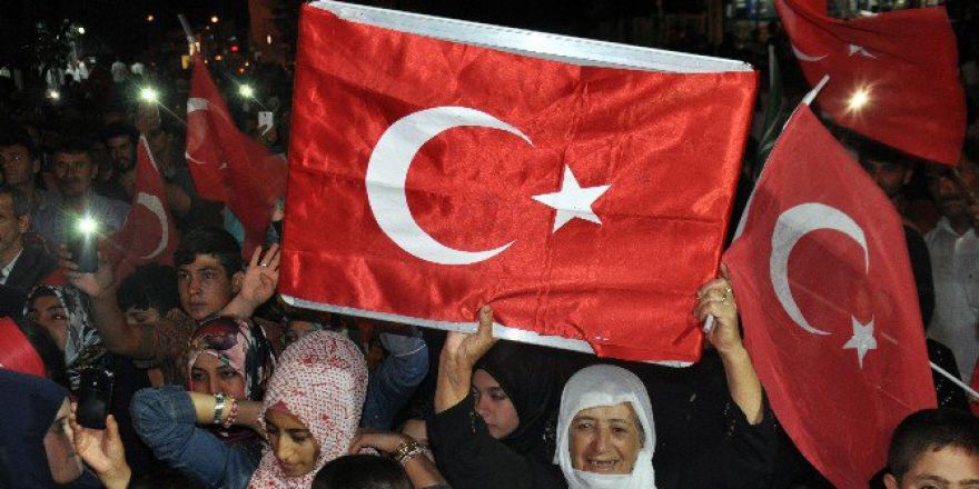 Aktaş, Cumhurbaşkanı İçin Yazdığı Türküyü Seslendirdi