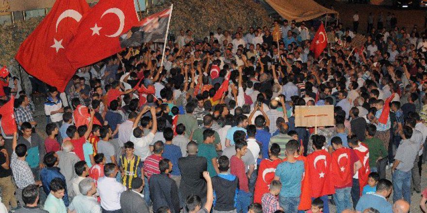 Çelikhan’da Demokrasi Yürüyüşü Düzenlendi