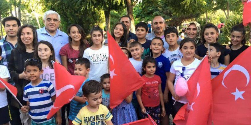 Mesire Alanında Vatandaşlara Bayrak Dağıtıldı