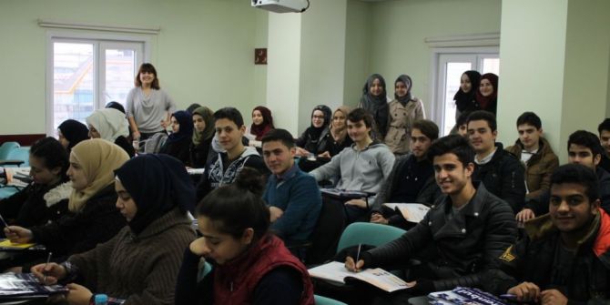 İaü’den Suriyeli Gençlere Türkçe Desteği