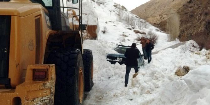 Çığ Altında Kalan Otomobilin Sürücüsü Son Anda Kurtuldu