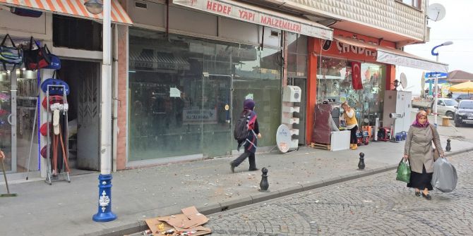 Rize’nin Pazar İlçesinde Sokakta Yürüyen Vatandaşın Kafasına Tuğla Düştü