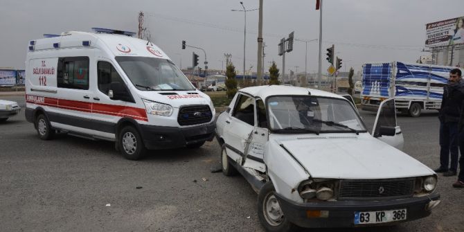 Ambulansla Otomobil Çarpıştı: 2 Yaralı