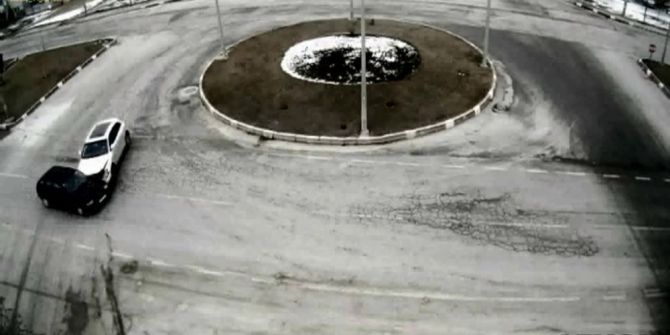 Otomobillerin Çarpıştığı Trafik Kazası Kamerada