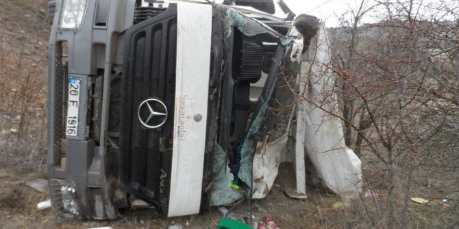 Kamyon Şarampole Uçtu : 1 Yaralı