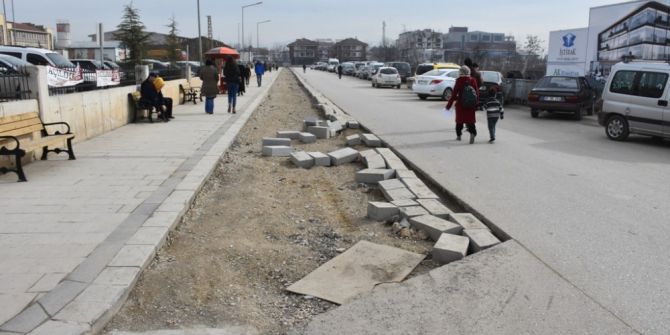 Düzce Belediyesi Hastanesi Yolunda Kaldırım Çalışması Yapıyor