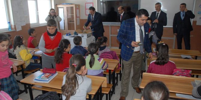 Tuşba’da Öğrencilere Kuru Üzüm Dağıtımı