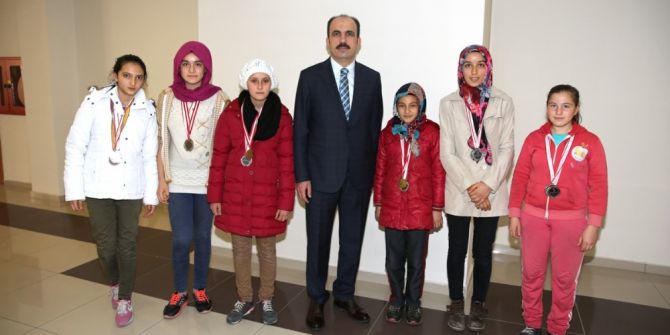 Başkan Altay’dan Sızmalı Sporculara Destek