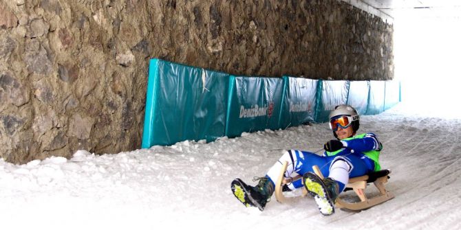 Düşe Kalka Yarışan Kızakçılar Nefes Kesti