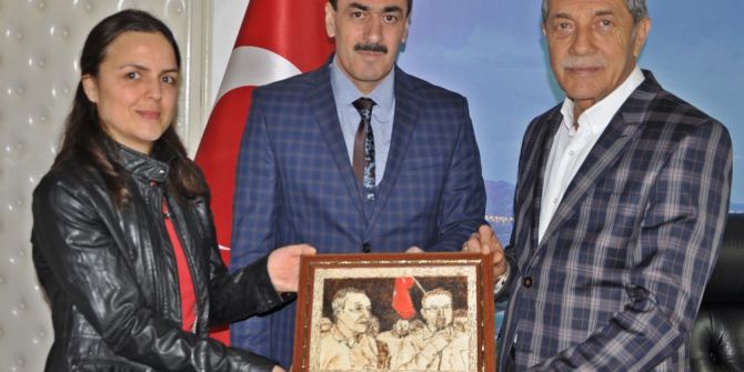 Başkan Özdemir’e Kendi Portresi Hediye Edildi