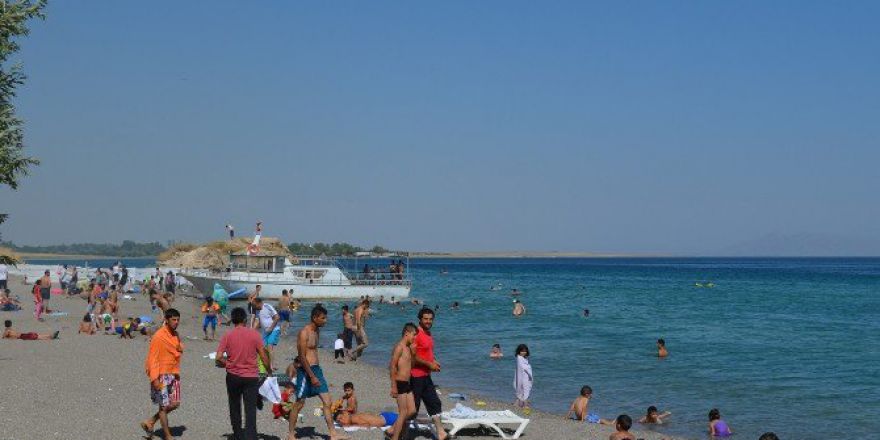 Sıcaktan Bunalanlar Van Gölü’ne Akın Etti