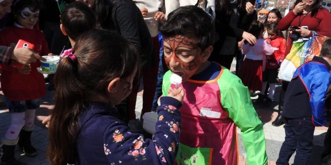 Sahilde Öğrencilerden Resim Şenliği