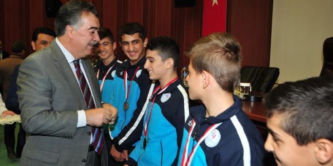 Başarılı Sporculara Vali Al’dan Ödül