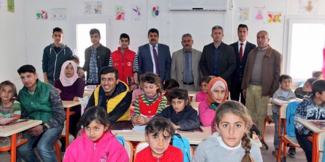 Kampta Kalan Suriyelilere Kırtasiye Malzemesi Dağıtıldı