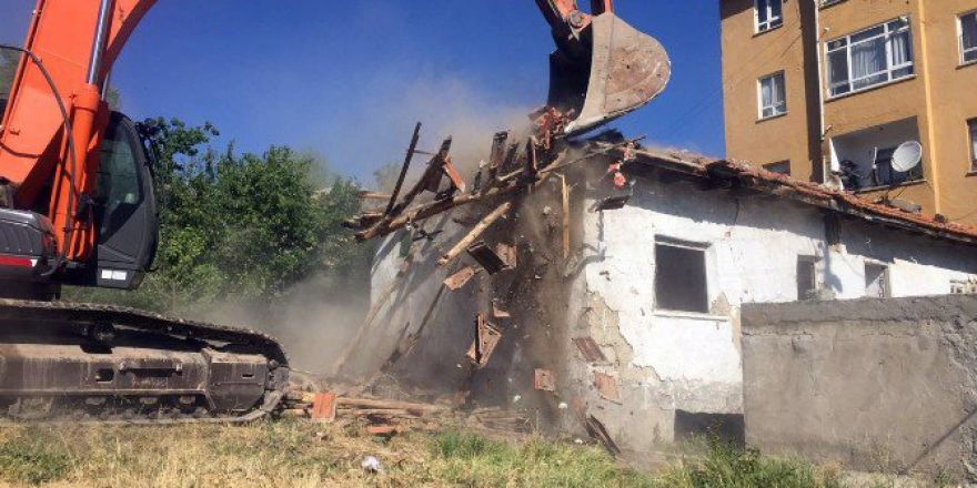 Pursaklar’da Metruk Binalar Yıkılıyor
