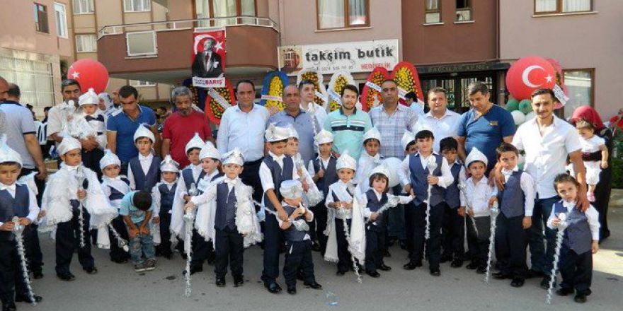 Trafiğe Kapatılan Yolda Toplu Sünnet Şöleni