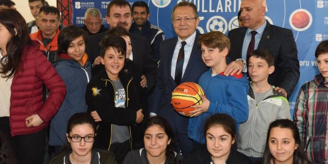 Büyükşehir Okullara Top Dağıttı