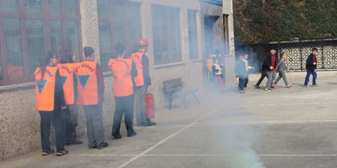 Rize’de İlköğretim Okulunda Yangın Tatbikatı Düzenlendi