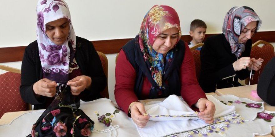 Kocasinan Belediyesi Ev Kadınlar İçin İğne Oyası Kursu Açtı