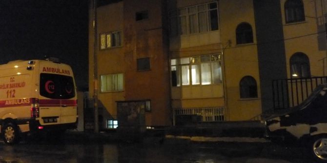 İntihar Etmek İsteyen Genç ,Ekmek Bıçağıyla Kız Kardeşini Rehin Aldı