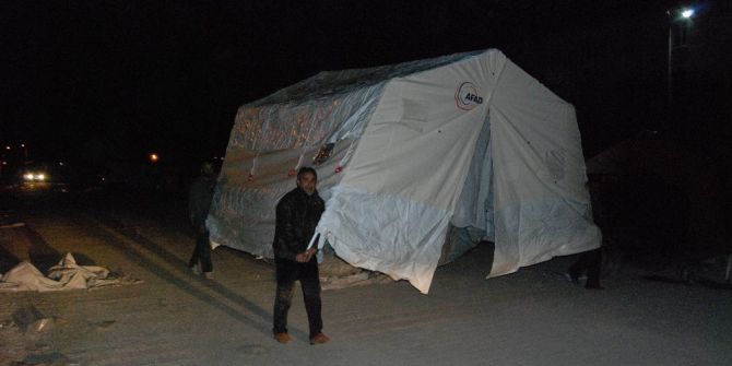 Önce Çadırlara Yerleştiler Sonra İse Sırtlayıp Götürdüler