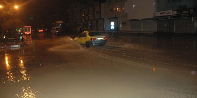Adana’da Su Borusu Patladı, Dev Çukur Açıldı