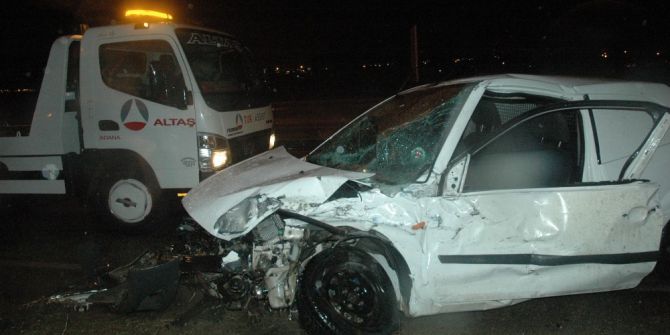 Otomobil Tır’a Çarptı: 2 Yaralı