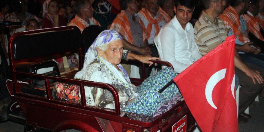 100 Yaşındaki Feriha Nine Demokrasi Nöbetinde