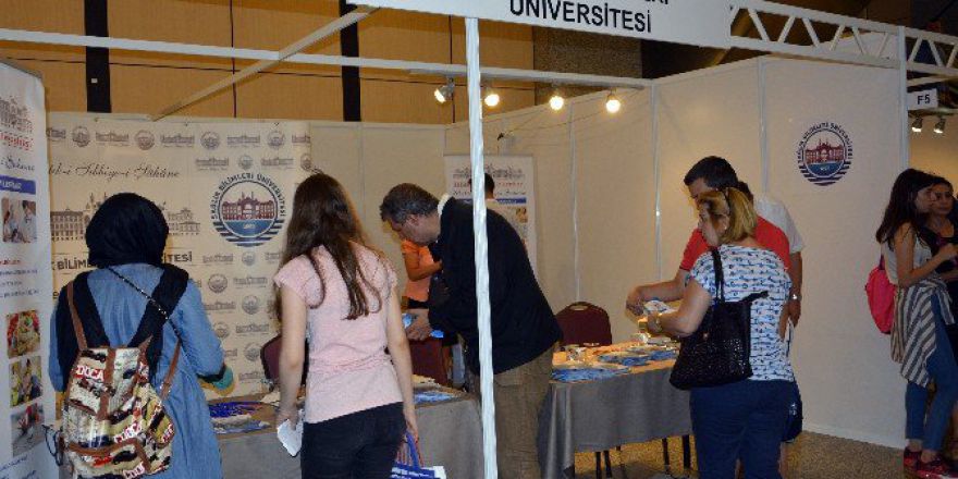 Sağlık Bilimleri Üniversitesi Aday Öğrencileri Tanıtım Standında Ağırladı