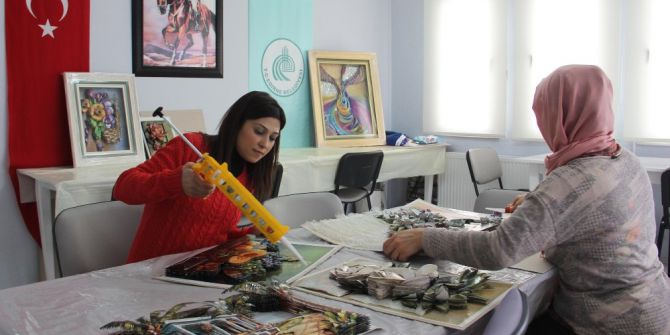 Özgecan’ın Adını Yaşatmak İçin Dikiyorlar, Boyuyorlar, Öğreniyorlar