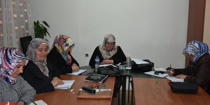 Okuma-yazma Öğrenen Bayanlar Cumhurbaşkanının Adını Yazdı