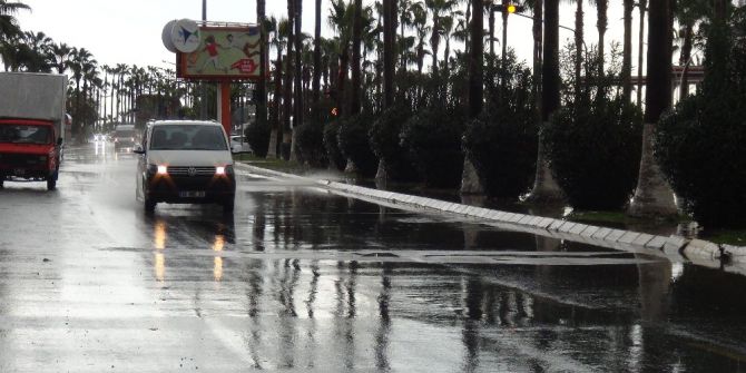 Sağanak Yağmur Mersin’de Hayatı Olumsuz Etkiledi