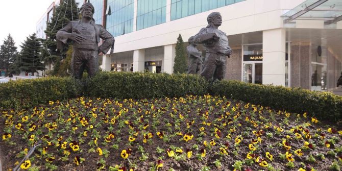 Yenimahalle’de Mevsimlik Çiçekler Yerini Aldı