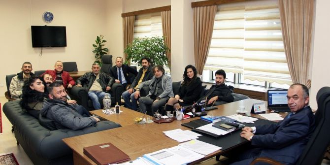 Düzensiz Düzenbazlar Film Yönetmeni Ve Oyunculardan Üniversiteye Ziyaret