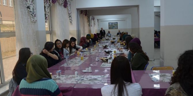 Anadolu Lisesi Öğrencileri Ygs Sınavı Öncesi Kahvaltıda Buluştu