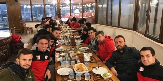 Başkan Duymuş Vezirhanspor’un Yönetici Ve Futbolcularını Ağırladı
