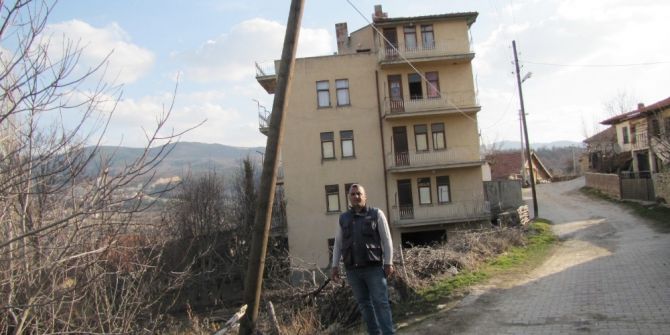 Hisarcık’ta Yatık Telefon Direkleri Ve Sarkan Kablolar Tehlike Saçıyor