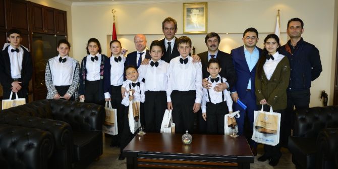Öğrencilerden Rektör Özer’e Teşekkür Ziyareti
