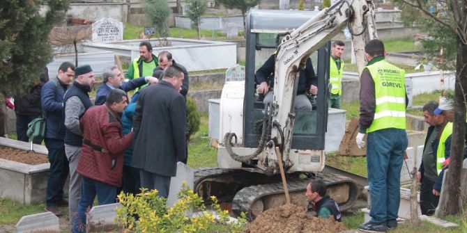 Depremde Kaybolan Kız İçin 28 Mezar Açıldı