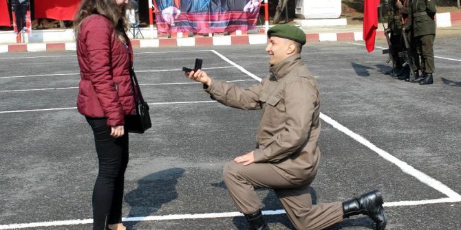 Yemin Töreninde Sürpriz Evleneme Teklifi