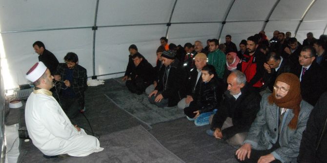 Depremzedeler Cuma Namazını Çadırlarda Kıldı