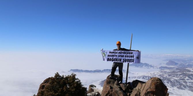 Manisalı Dağcılar Nahçıvan’ın Zirvesinde Hocalı Şehitlerini Andı